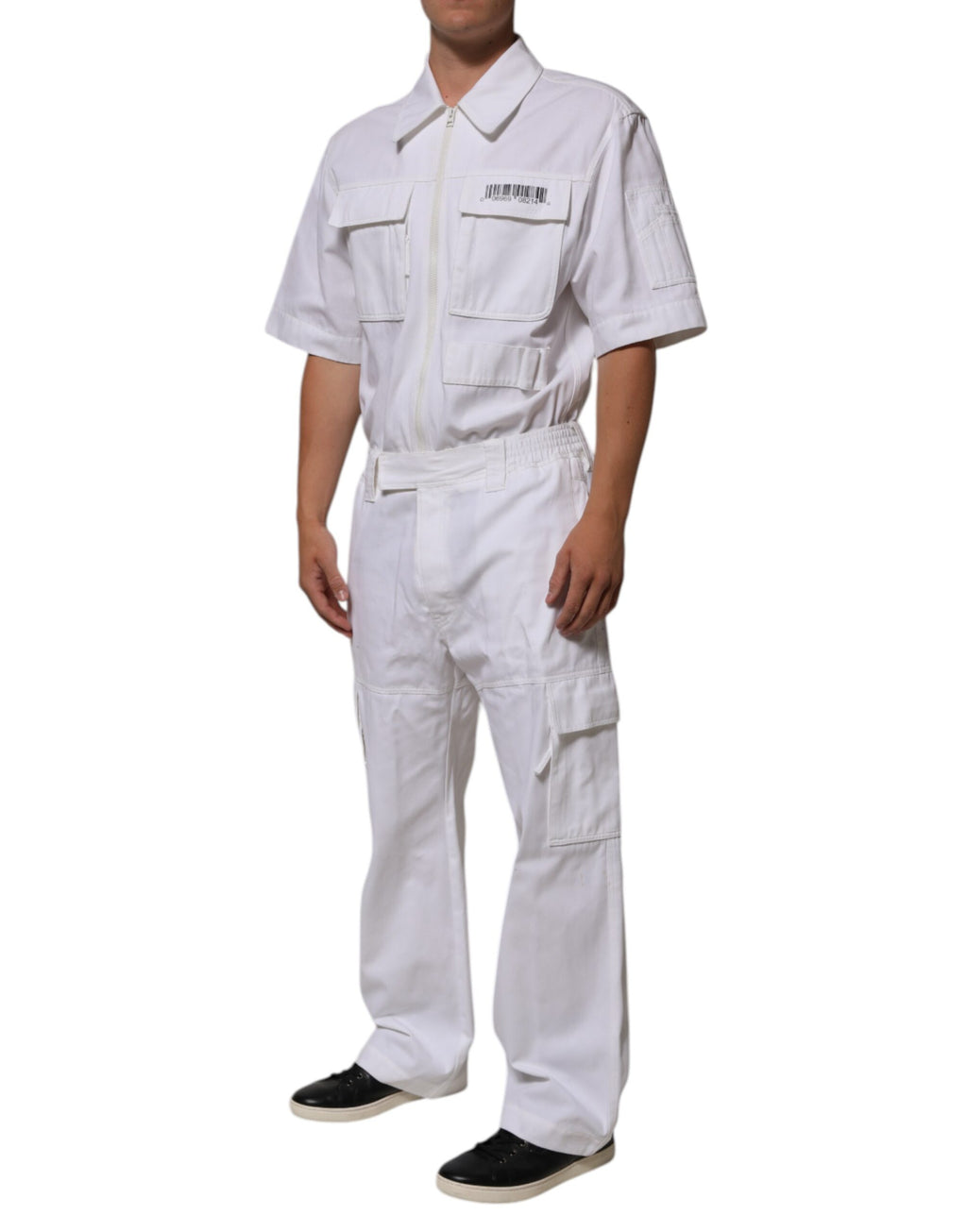 Combinaison blanche Dolce & Gabbana avec patch barcode, fermeture éclair utilitaire et pantalon élégant.