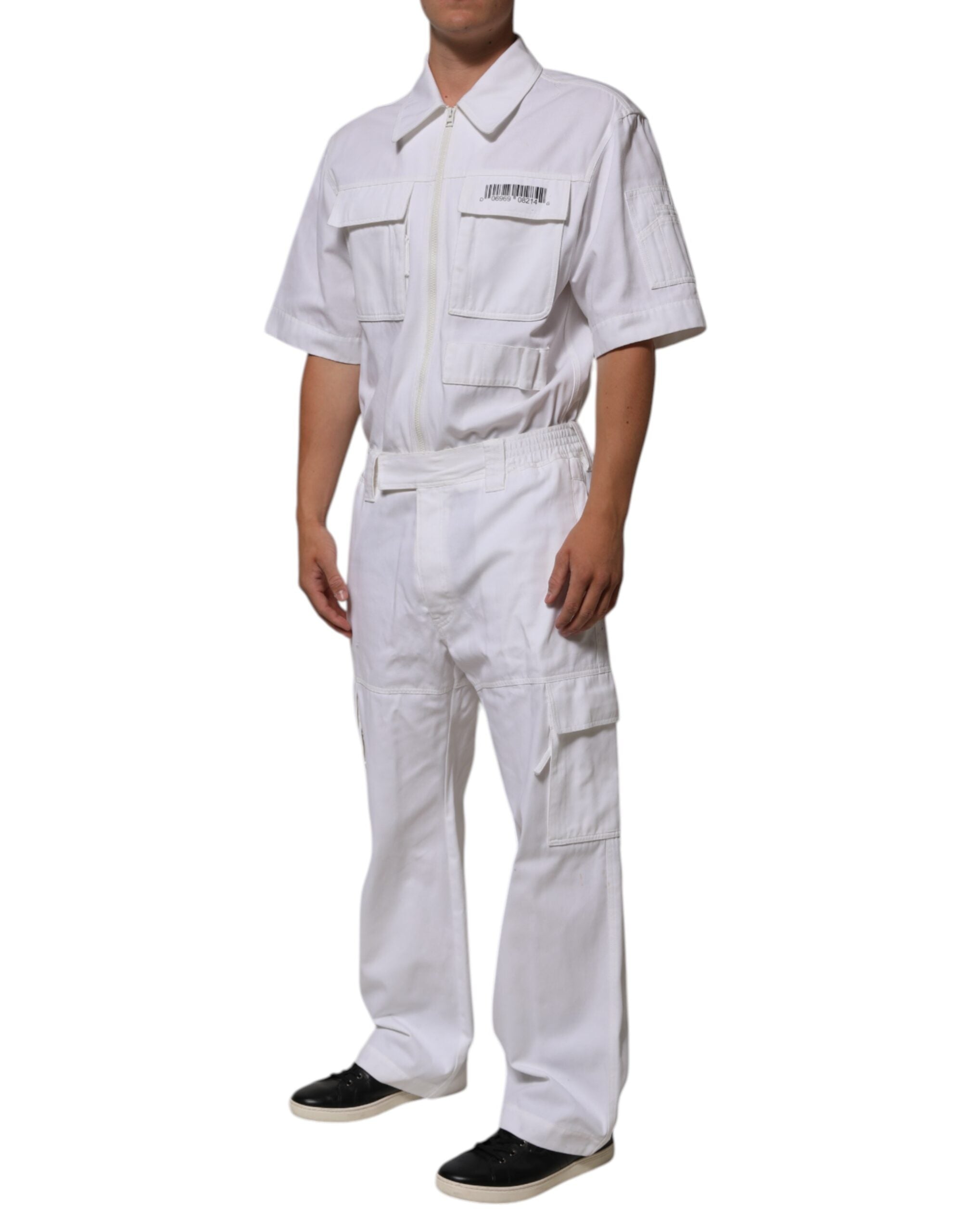 Combinaison blanche Dolce & Gabbana avec patch barcode, fermeture éclair utilitaire et pantalon élégant.