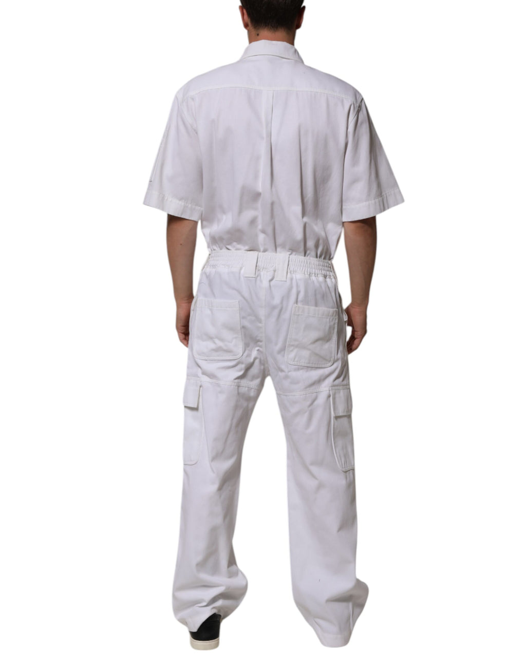 Combinaison blanche Dolce & Gabbana avec patch à code-barres, zip utilitaire, pantalon élégant et tendance.