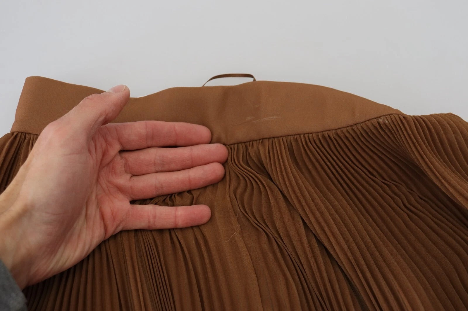 Jupe longue en chiffon plissé beige de Dolce & Gabbana, style midi élégante et fluide.