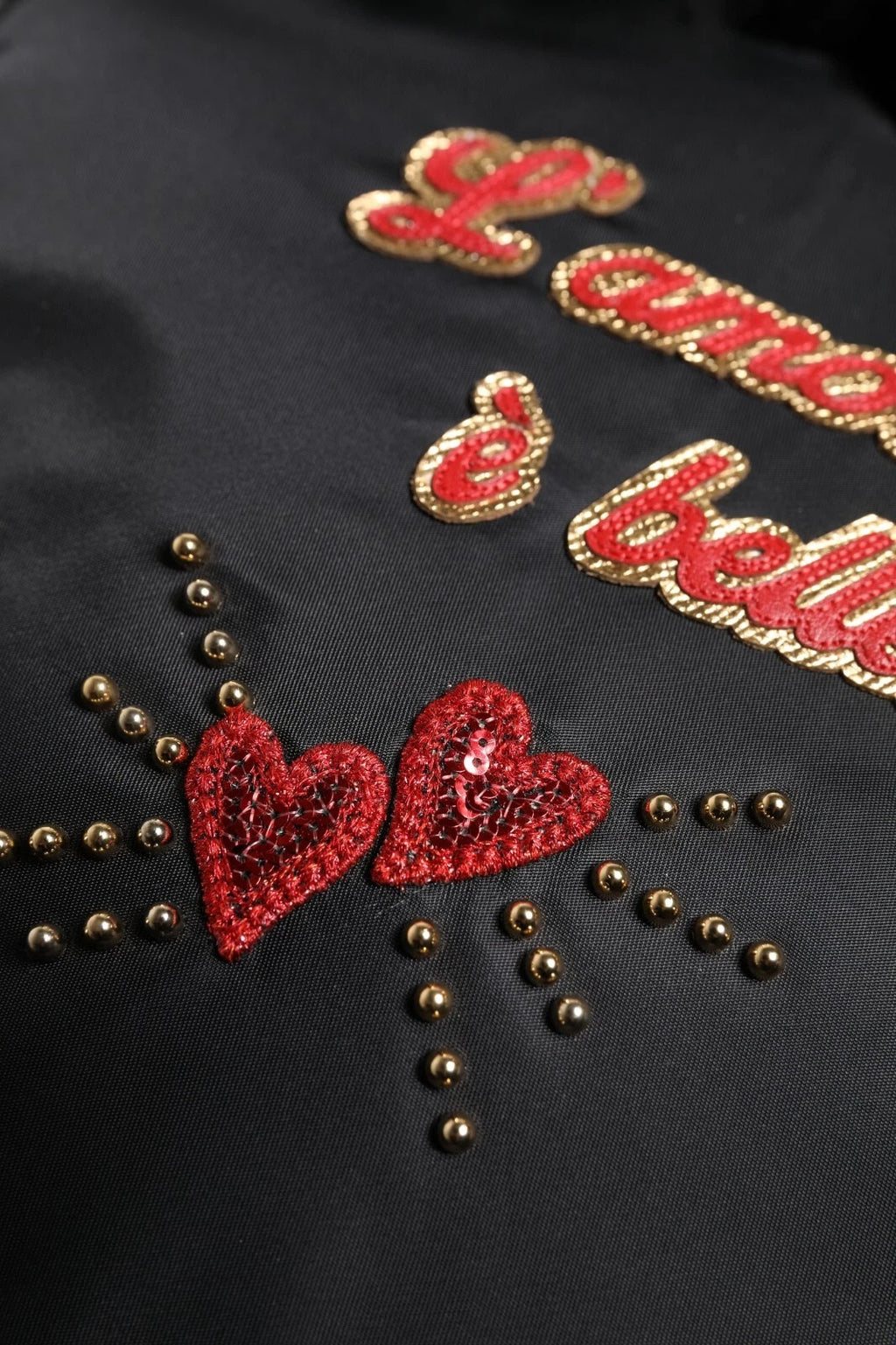 Sac à dos pour enfant Dolce & Gabbana noir avec patch cœur L'Amore orné de broderies et d'embellissements.