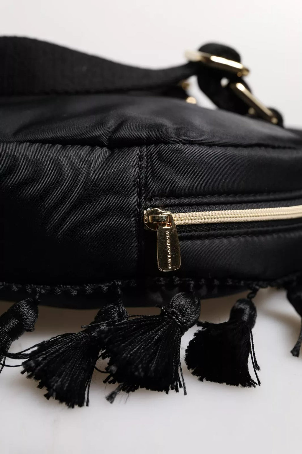 Sac à dos pour enfants Dolce & Gabbana noir avec patch cœur L'Amore orné de détails brillants et embellissements.