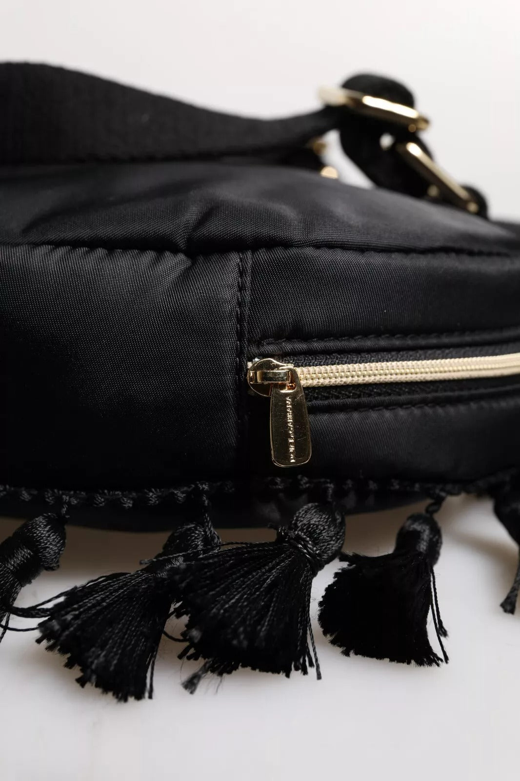 Sac à dos pour enfants Dolce & Gabbana noir avec patch cœur L'Amore orné de détails brillants et embellissements.