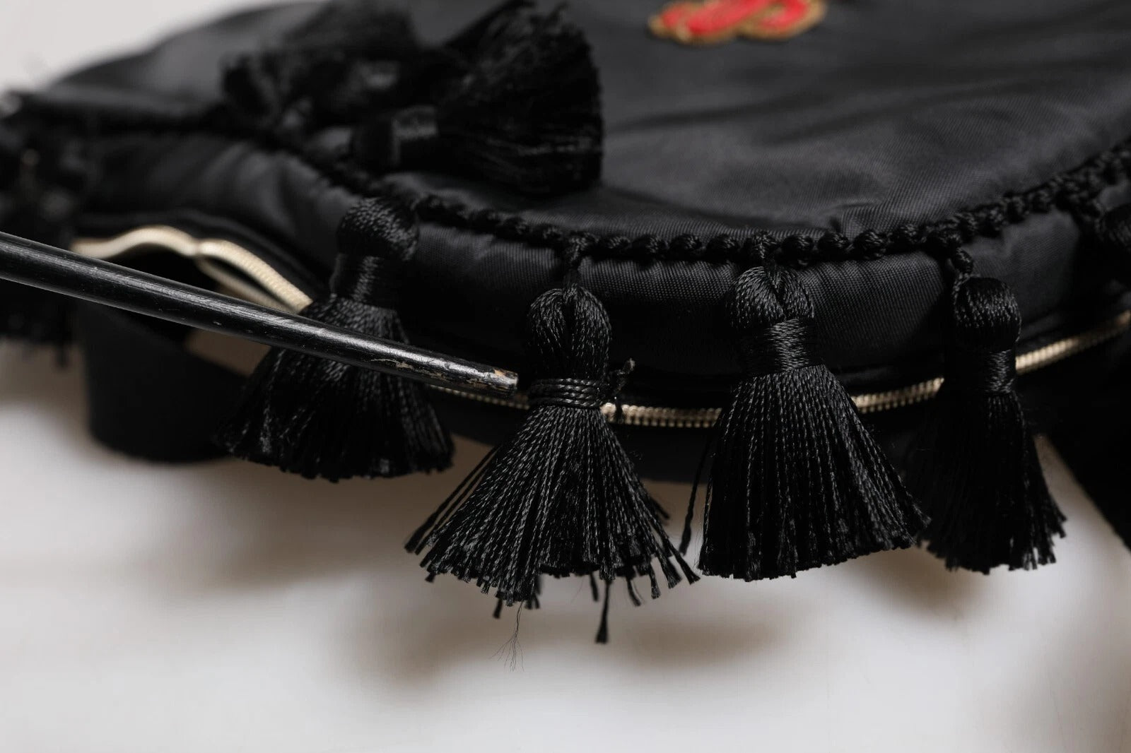 Sac à dos pour enfants Dolce & Gabbana noir avec patch cœur L'Amore orné de broderies et embellissements.