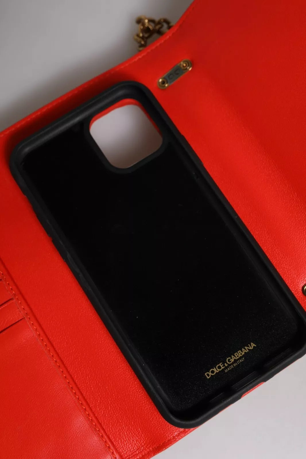 Étui à téléphone Dolce & Gabbana Devotion en cuir rouge matelassé avec bandoulière pour iPhone 11 Pro.