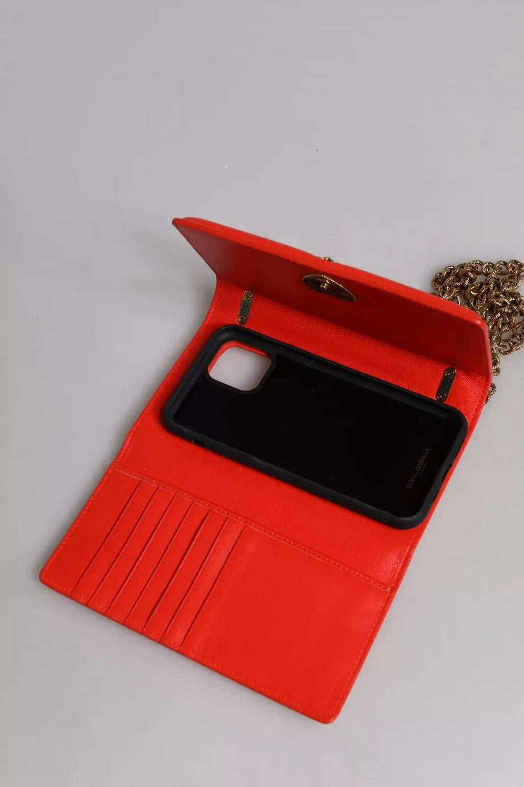 Étui de téléphone Dolce & Gabbana Devotion en cuir rouge matelassé avec bandoulière pour iPhone 11 Pro.