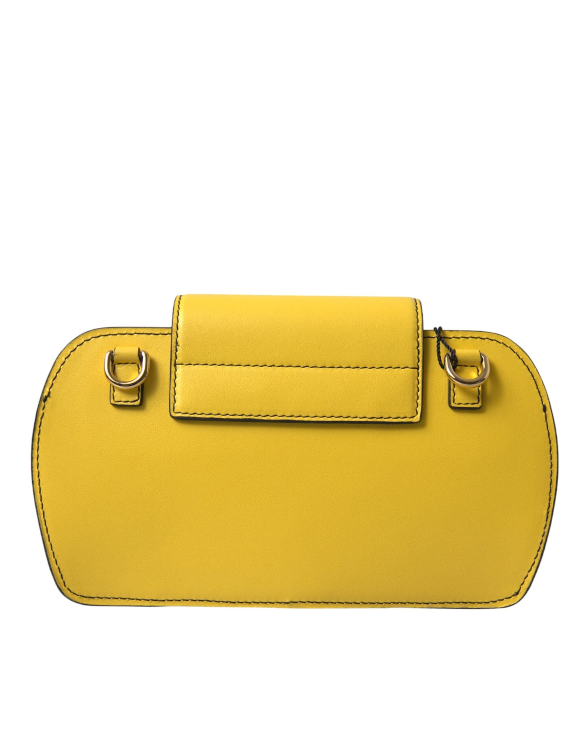 Sac clutch Dolce & Gabbana en cuir lisse jaune avec logo DG, porté en bandoulière, élégant et sophistiqué.