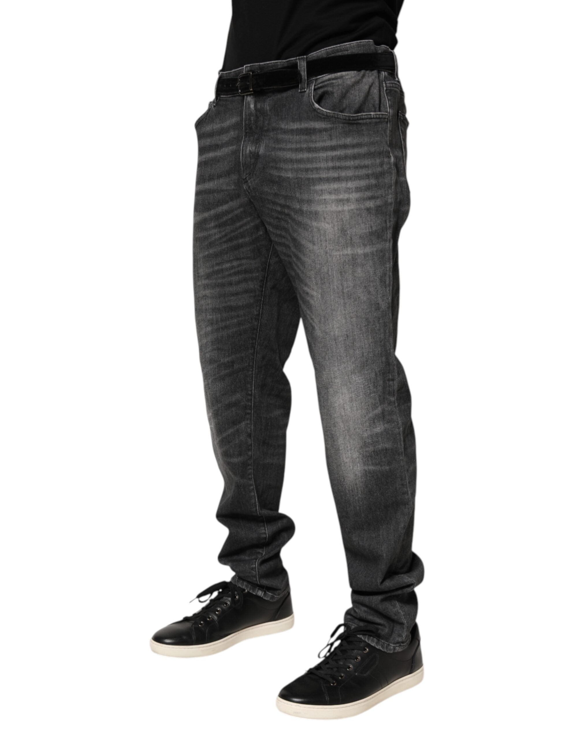 Jeans slim droit Dolce & Gabbana en denim noir et gris, coupe ajustée et style moderne, visible en gros plan.