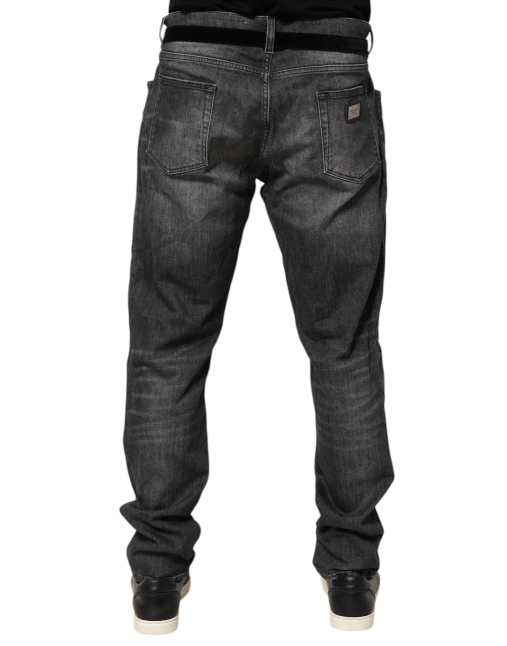 Jeans slim droit Dolce & Gabbana en denim noir gris wash, coupe ajustée et élégante, visibles sur un mannequin.