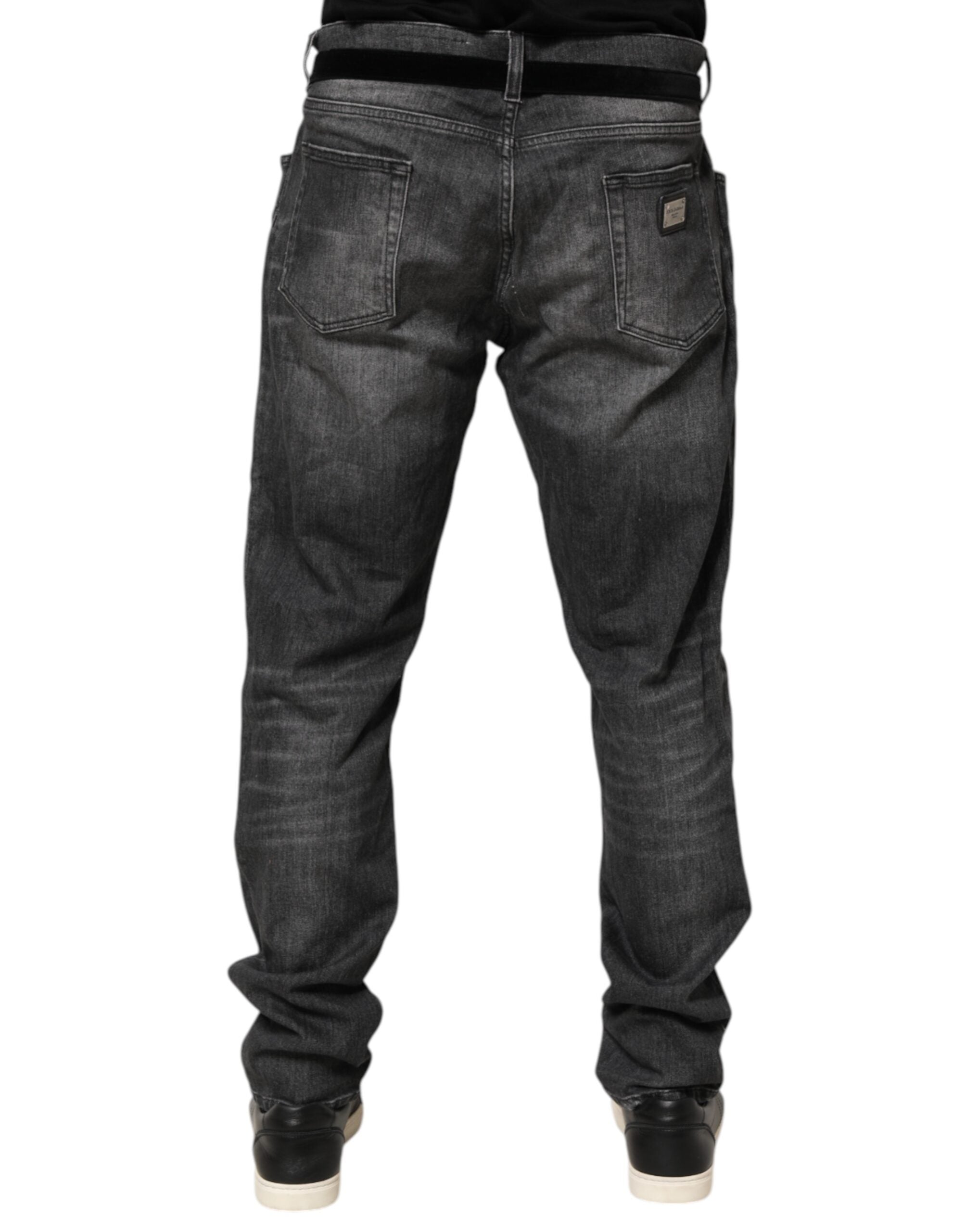 Jeans slim droit Dolce & Gabbana en denim noir gris wash, coupe ajustée et élégante, visibles sur un mannequin.