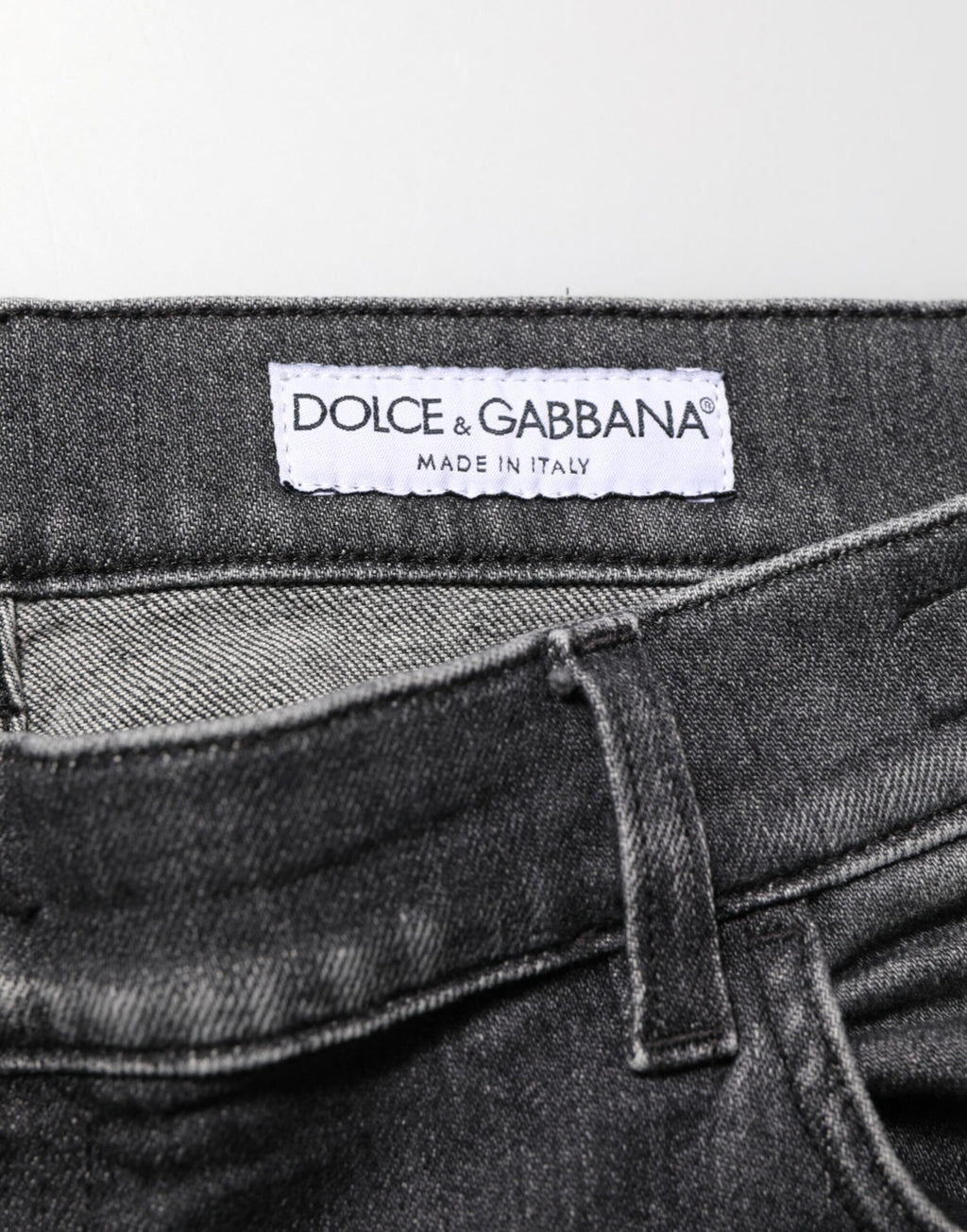 Jeans slim droit gris foncé et noir Dolce & Gabbana en denim, coupe ajustée et style élégant.