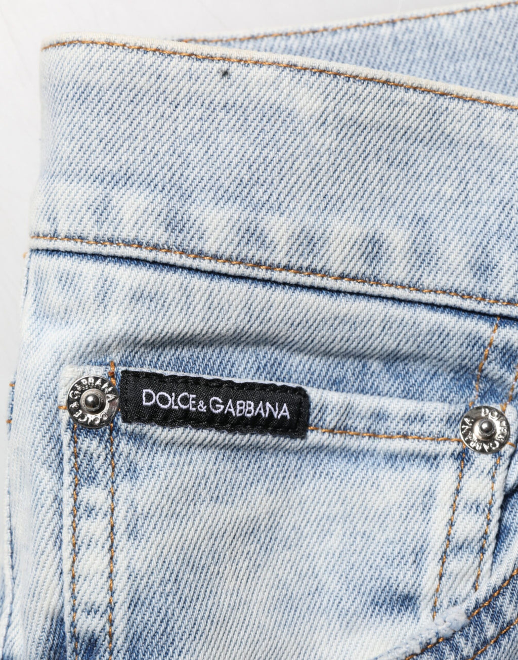 Jeans en denim slim déchirés Dolce & Gabbana Light Blue, style décontracté avec usures visibles et coupe ajustée.