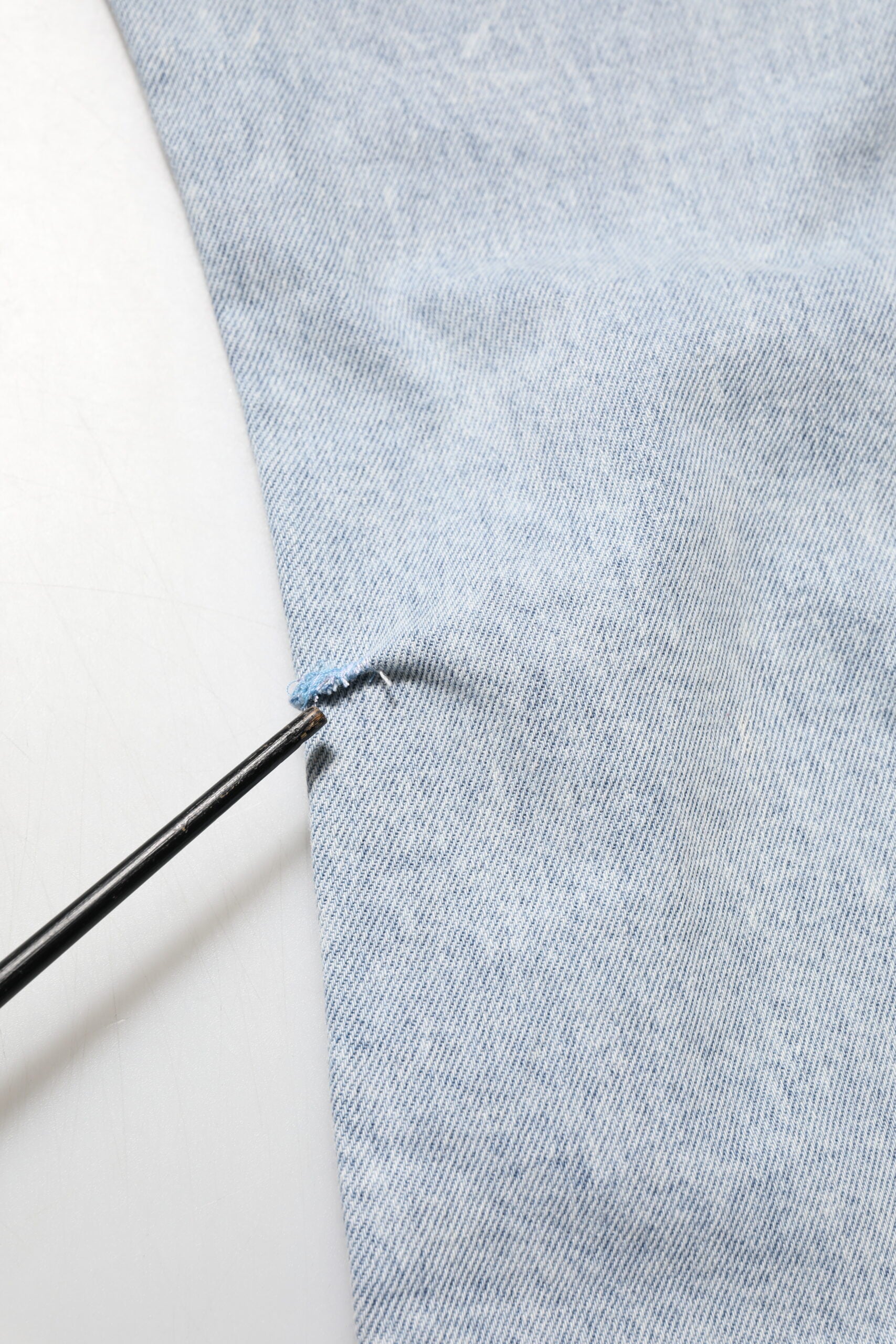 Jeans slim déchirés Dolce & Gabbana Light Blue, coupe ajustée, denim déstructuré et style décontracté visible sur l'image.