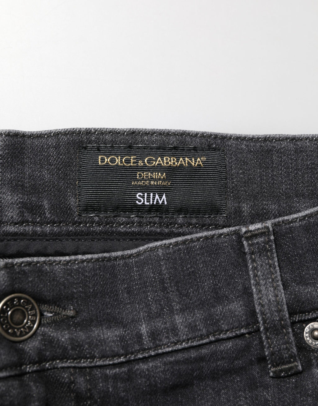 Jeans slim en coton noir Dolce & Gabbana avec déchirures, logo usé et style décontracté.