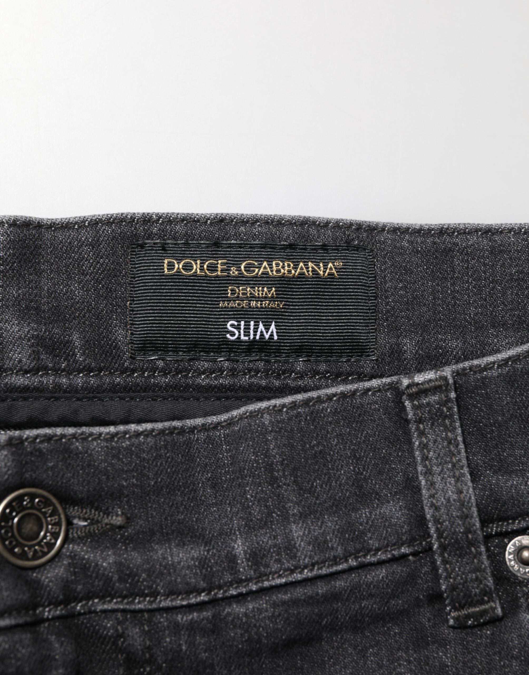 Jeans slim en coton noir Dolce & Gabbana avec déchirures, logo usé et style décontracté.