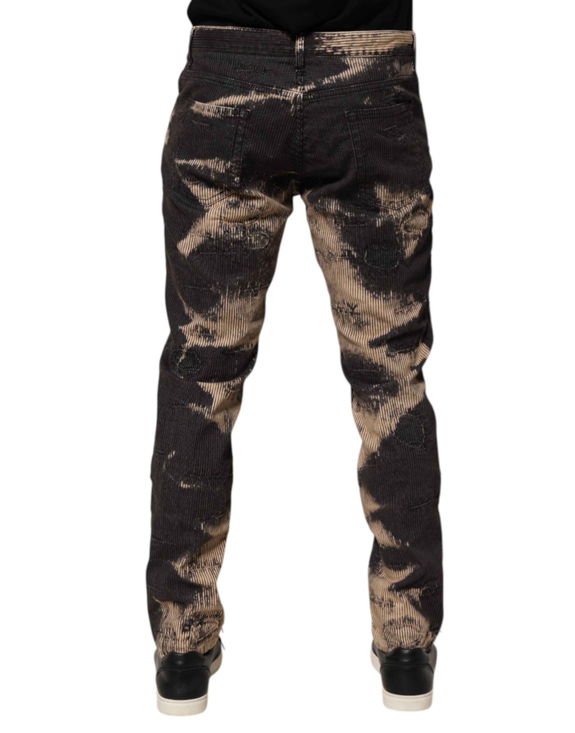 Pantalons en coton mélangé tie-dye beige et noir de Dolce & Gabbana avec corduroy, visible avec détails de texture et coupe décontractée.