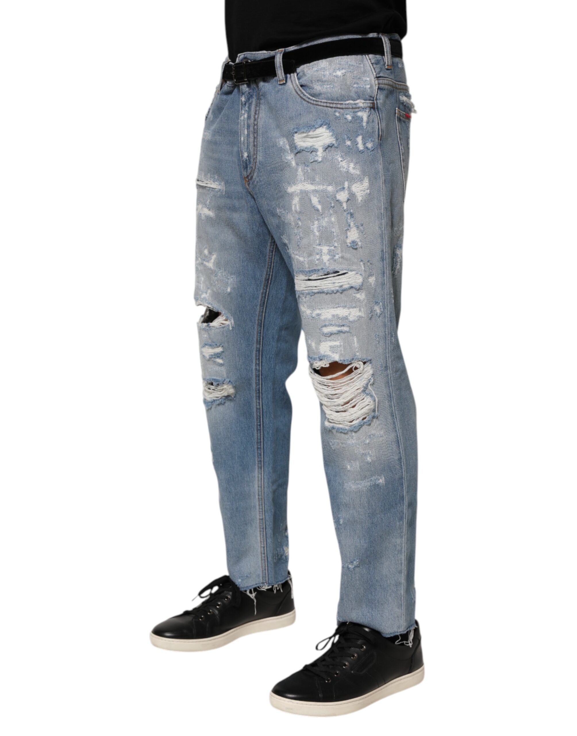 Pantalons en jean bleu déchirés et usés de Dolce & Gabbana, style décontracté et tendance, avec détails distressed visibles.