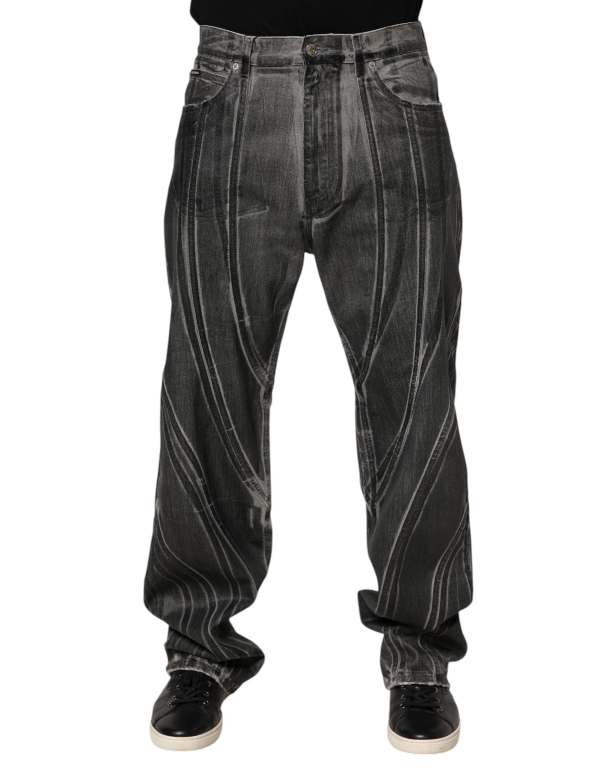 Jeans en denim Dolce & Gabbana avec imprimé graphique noir et gris, coupe classique, visibles détails de couture et poches.