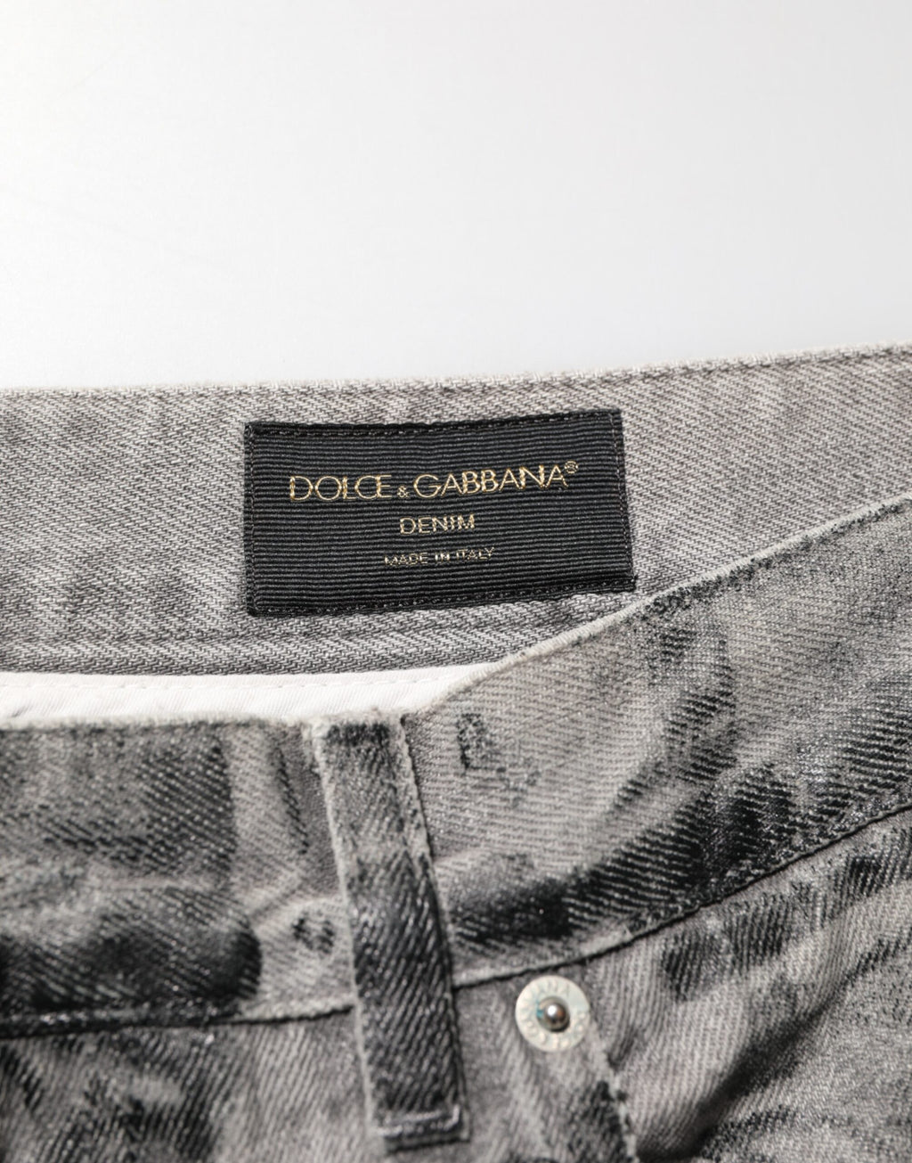 Pantalons en jean Dolce & Gabbana noir et gris avec imprimé graphique, style décontracté et tendance.