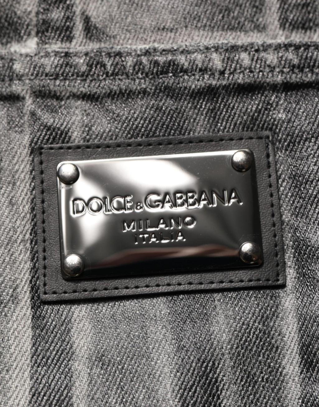 Pantalon en jean Dolce & Gabbana noir et gris avec motif graphique, coupe classique, denim durable, vue de face.