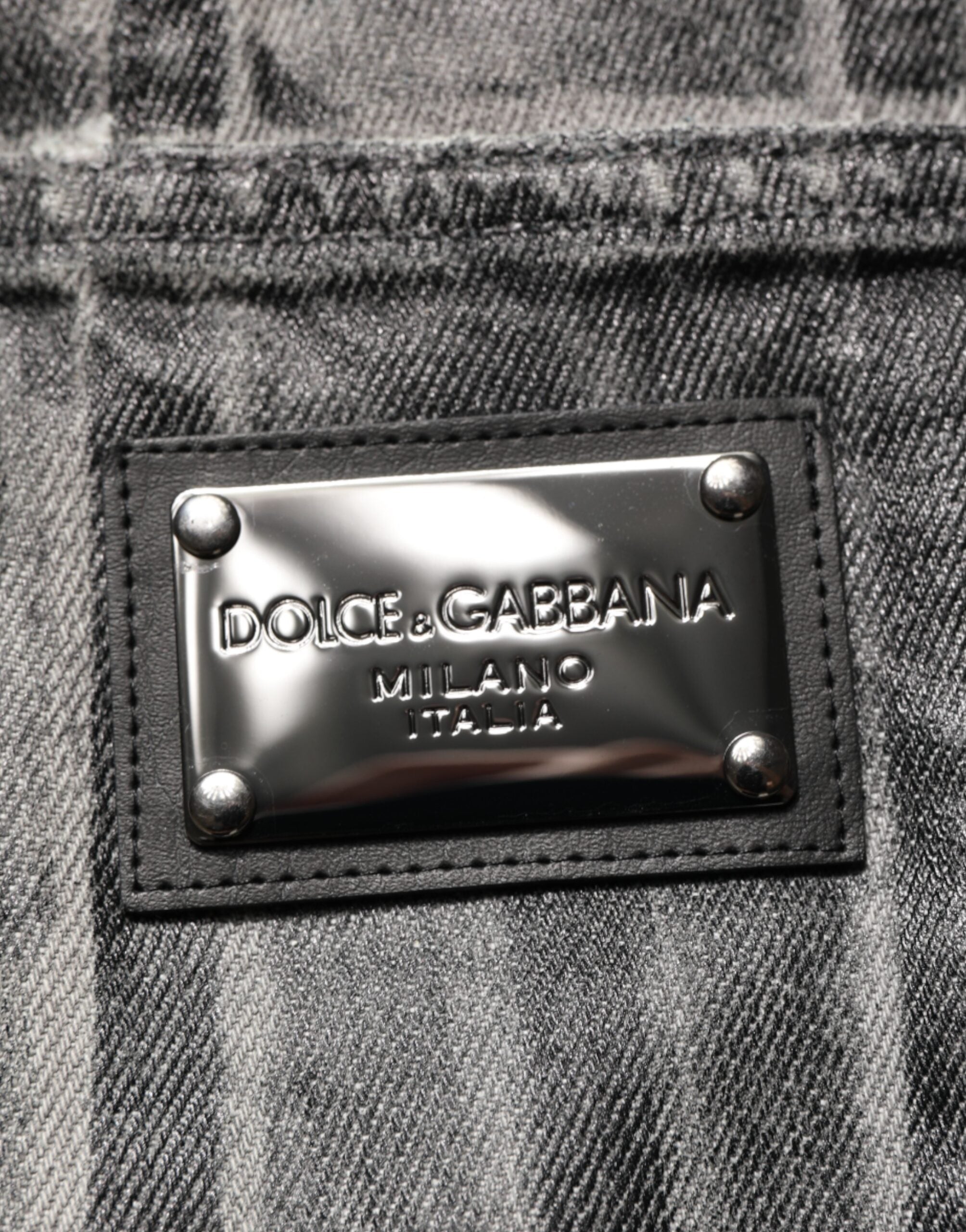 Pantalon en jean Dolce & Gabbana noir et gris avec motif graphique, coupe classique, denim durable, vue de face.