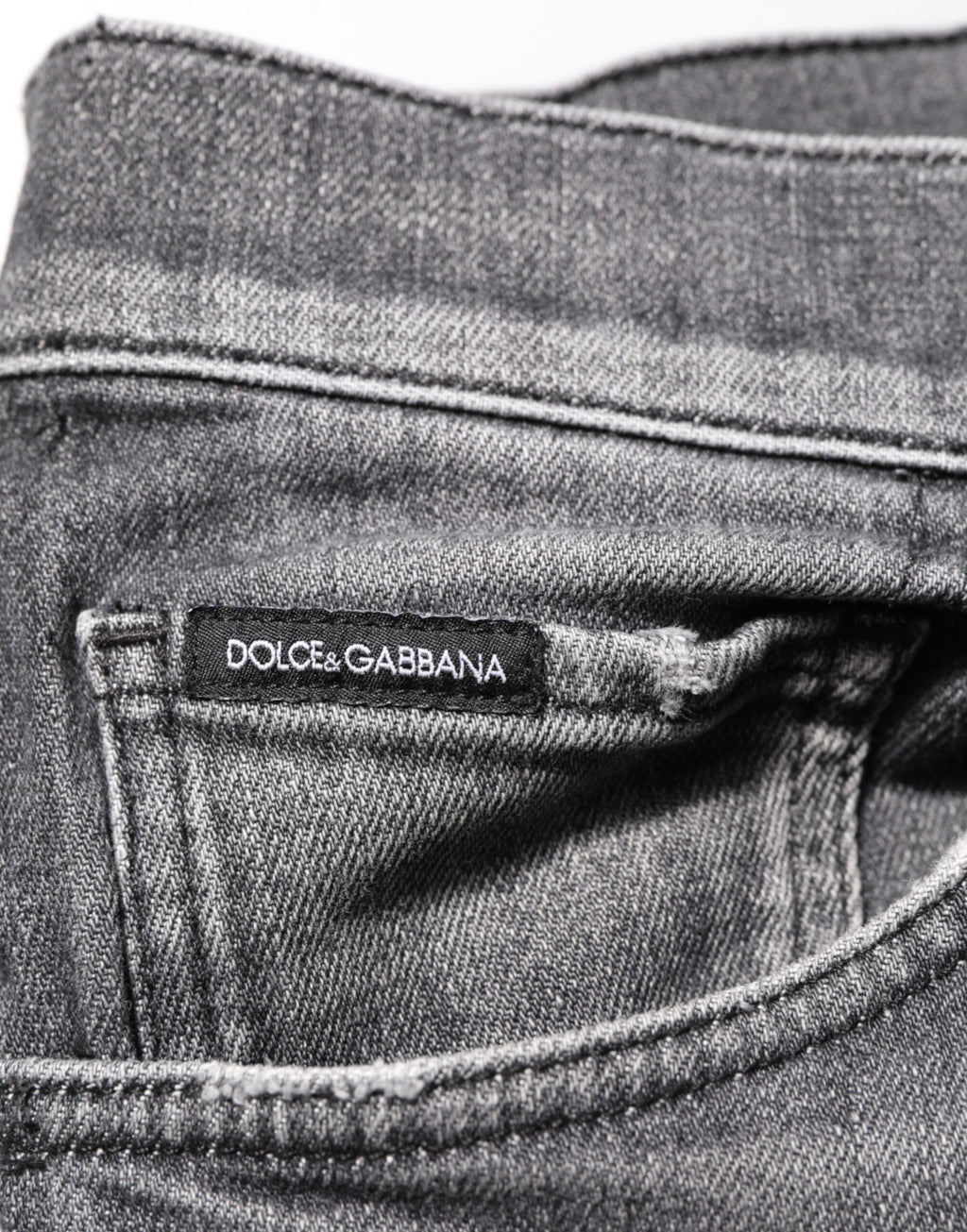 Pantalons slim en denim gris en coton de Dolce & Gabbana, style décontracté avec détails déchirés, vue du devant.