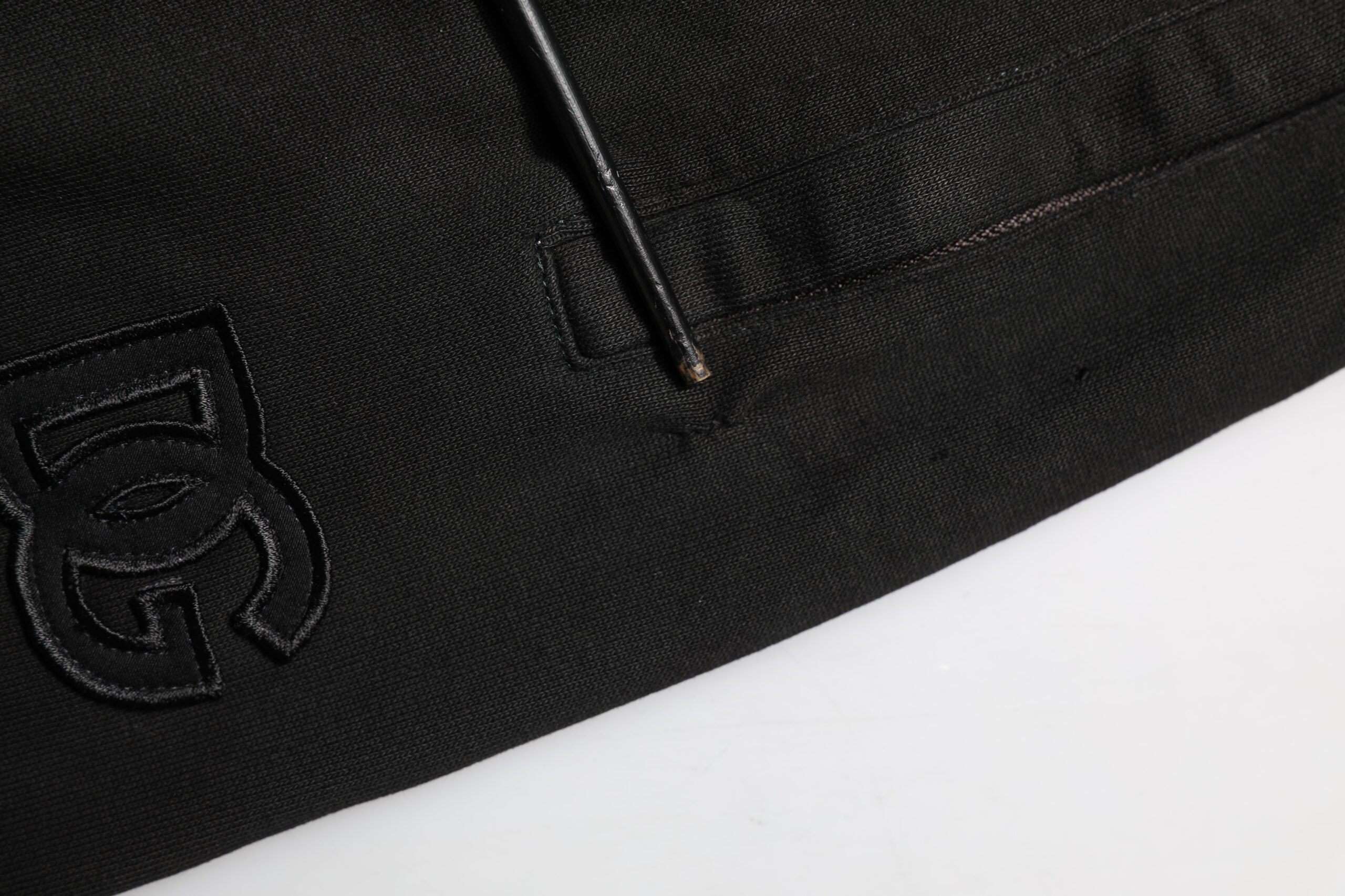 Pantalon jogger pour homme en coton noir Dolce & Gabbana avec logo DG visible, style décontracté et confortable.