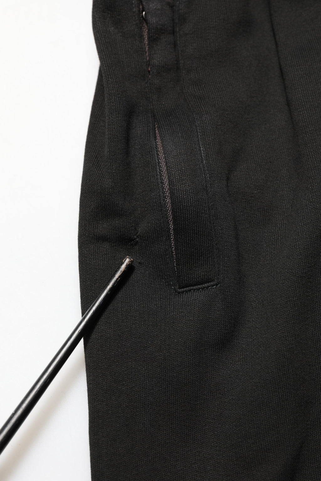Pantalon jogging noir pour homme Dolce & Gabbana en coton avec logo DG visible, décontracté et confortable.