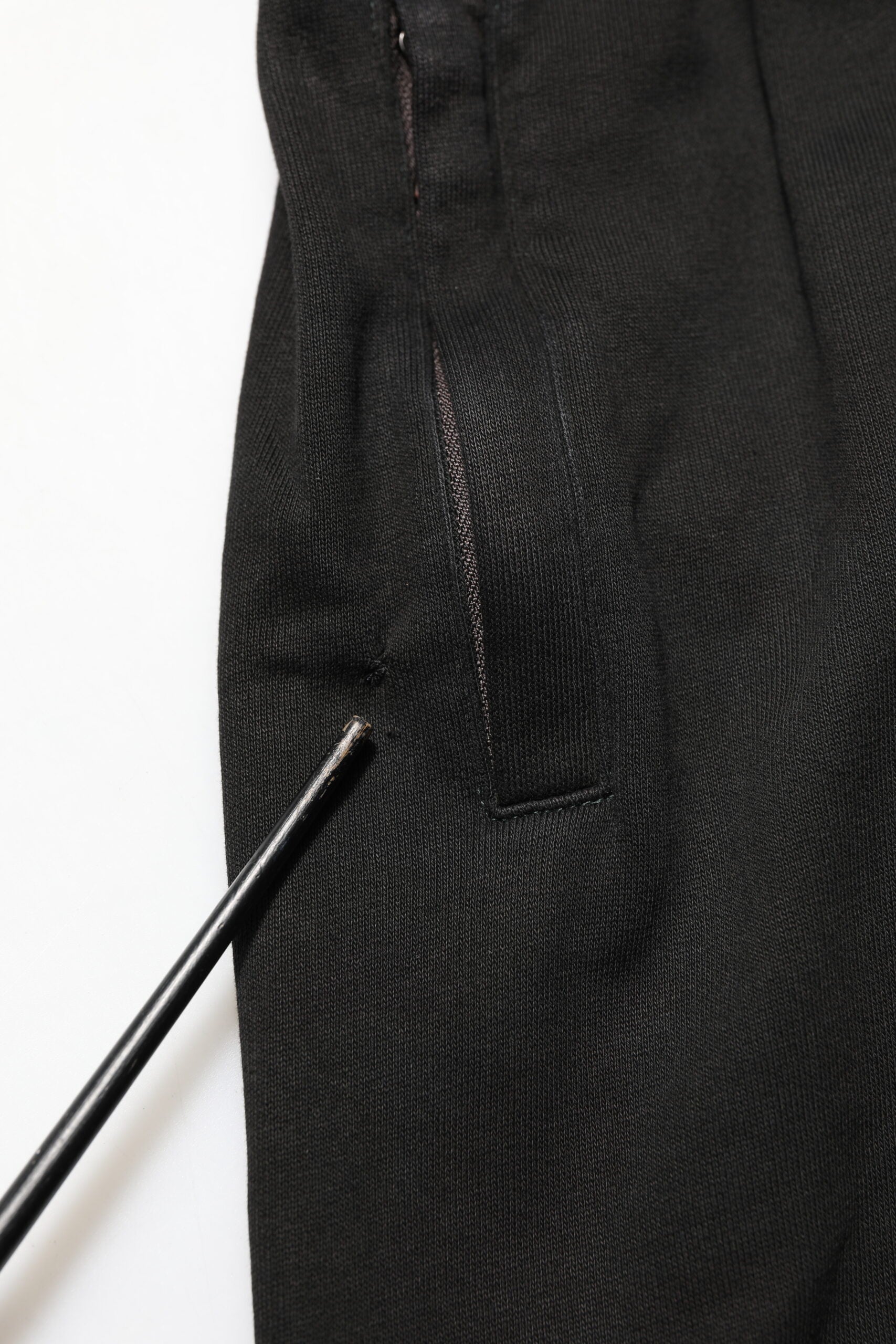 Pantalon jogging noir pour homme Dolce & Gabbana en coton avec logo DG visible, décontracté et confortable.