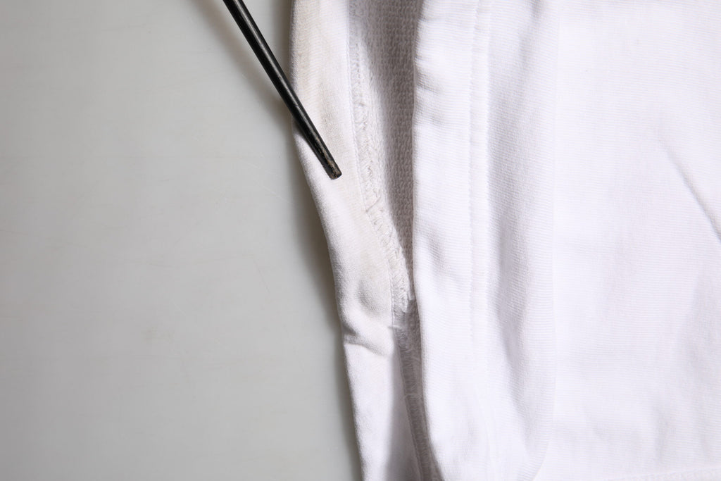 Pantalons cargo en coton blanc Dolce & Gabbana avec patch logo, style décontracté et détails modernes visible sur l'image.