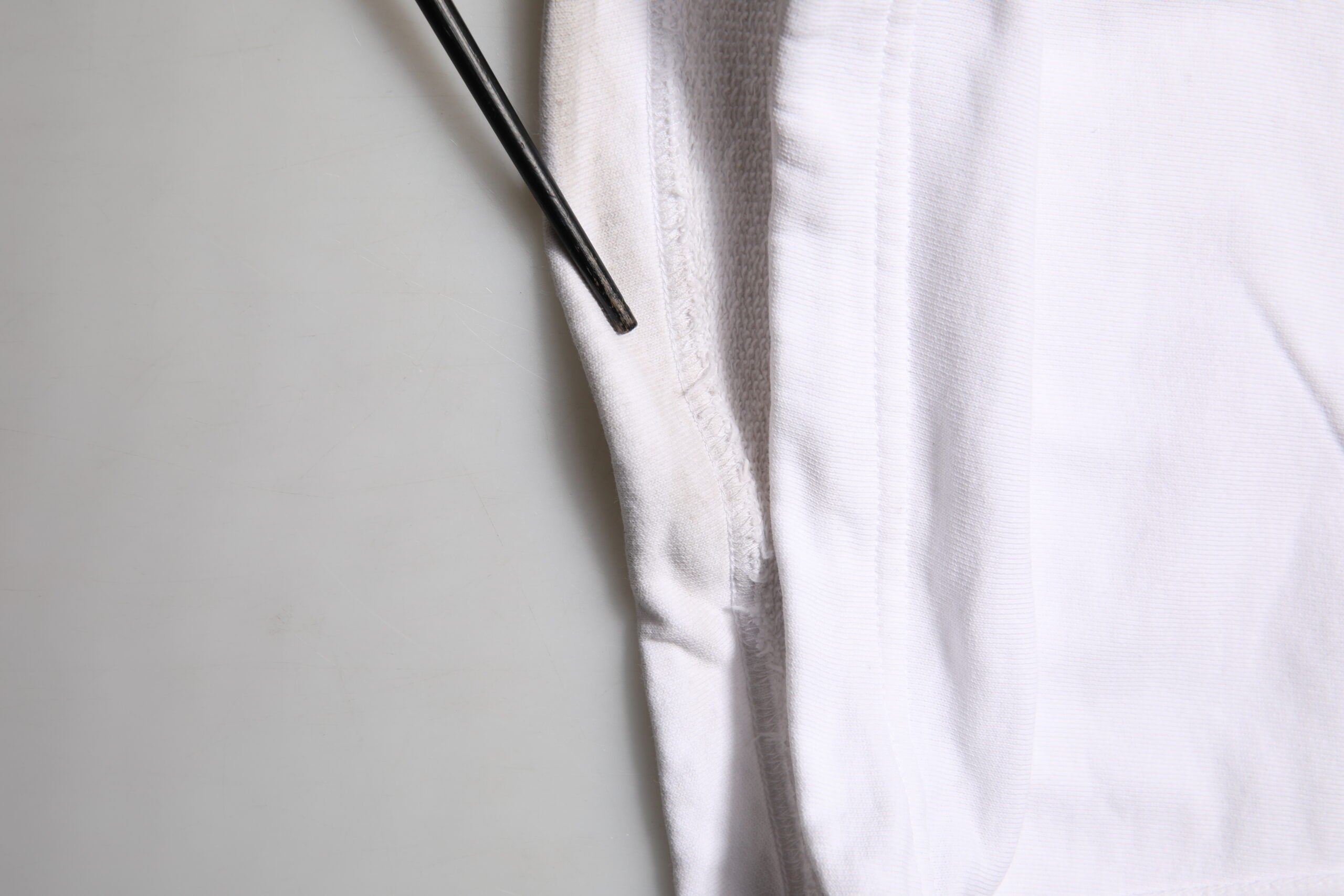 Pantalons cargo en coton blanc Dolce & Gabbana avec patch logo, style décontracté et détails modernes visible sur l'image.