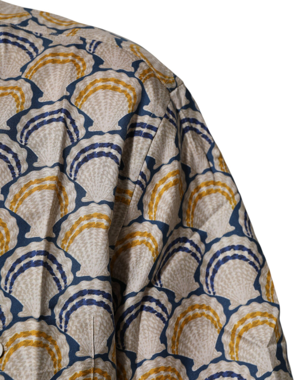 Chemise Dolce & Gabbana en coton crème et soie avec imprimé coquillage Hawaii à festons, élégante et légère.