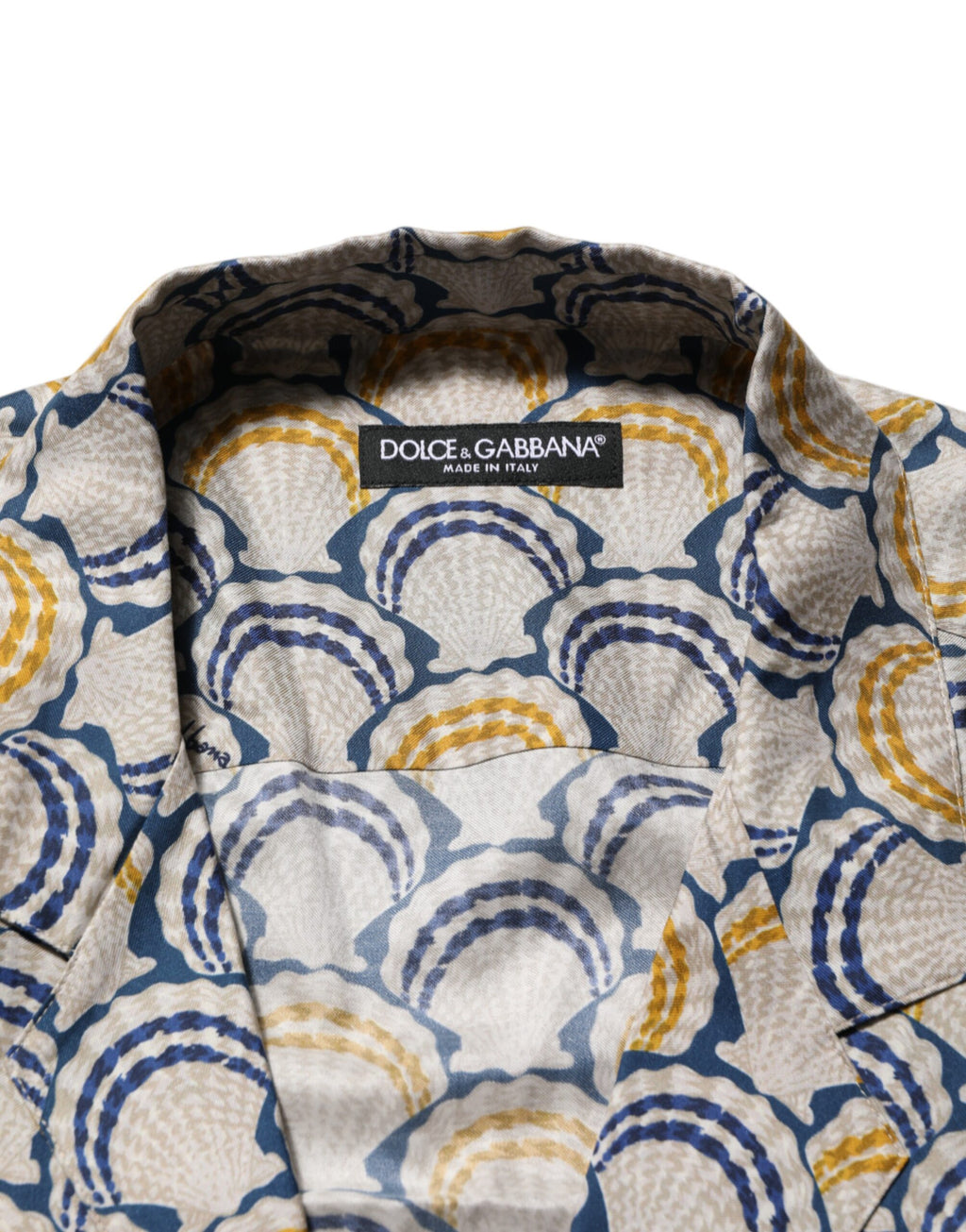 Chemise Dolce & Gabbana en coton et soie crème avec imprimé coquillage Hawaii à volants, vue de face.