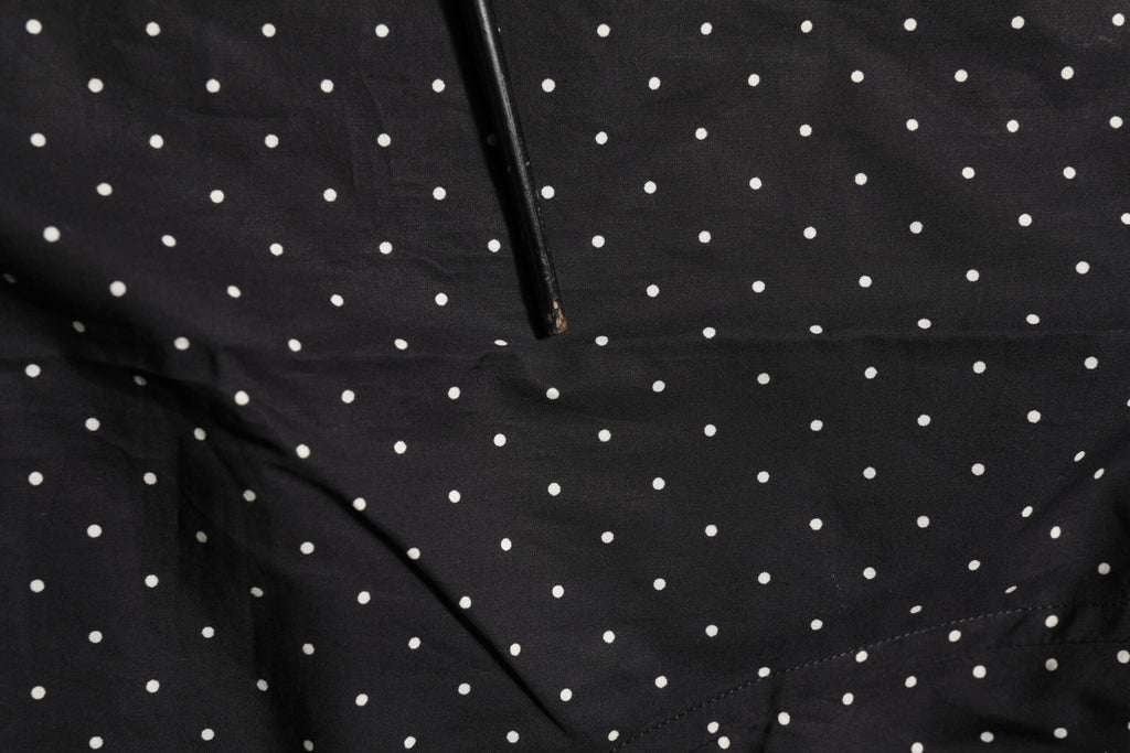 Chemise formelle en coton noir à pois dorés de Dolce & Gabbana pour homme, élégante et sophistiquée.