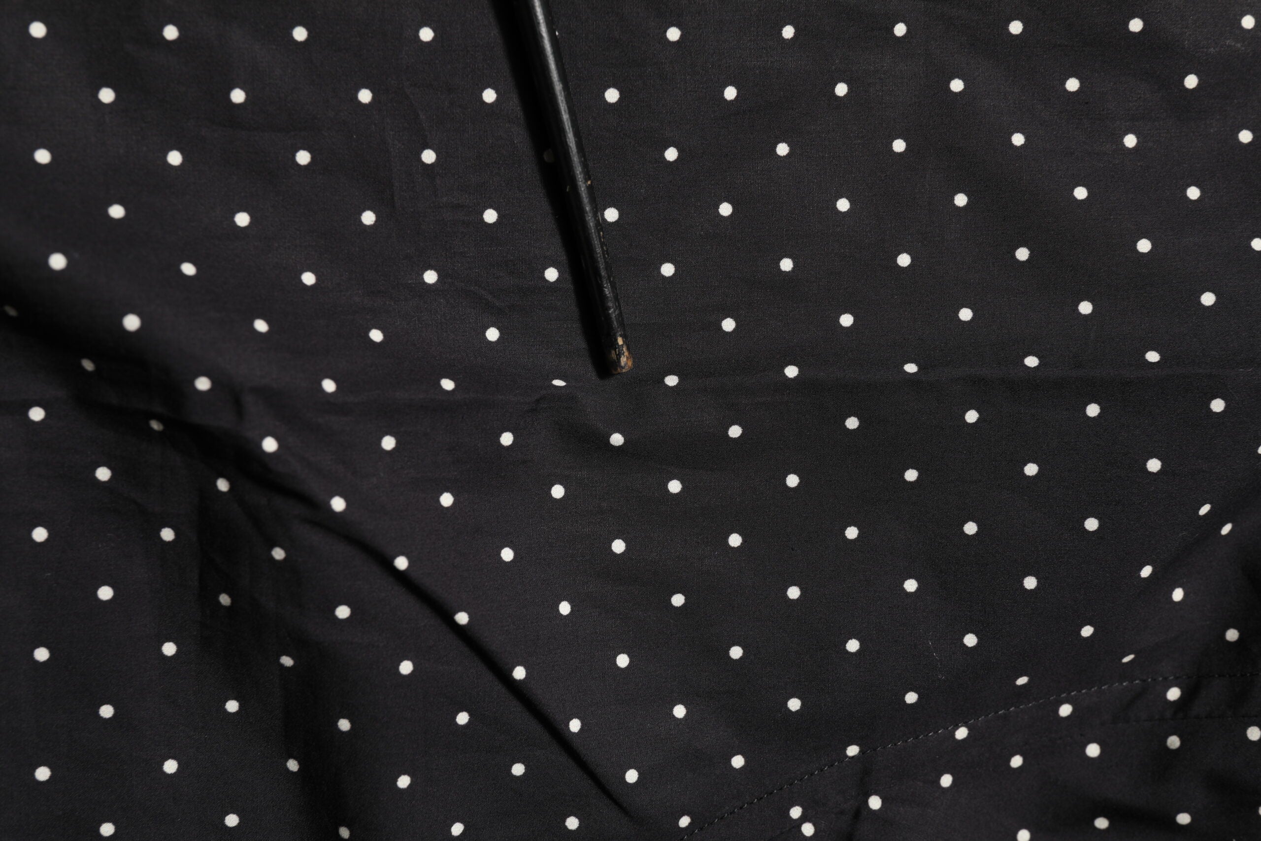 Chemise formelle en coton noir à pois dorés de Dolce & Gabbana pour homme, élégante et sophistiquée.