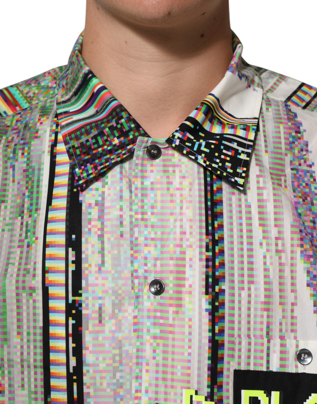 Chemise décontractée à col avec graphique multicolore Dolce & Gabbana, mode casual élégante et tendance.