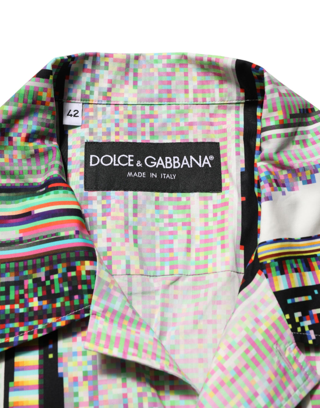Chemise décontractée à col avec motif multicolore Dolce & Gabbana, style graphique et sophistiqué.