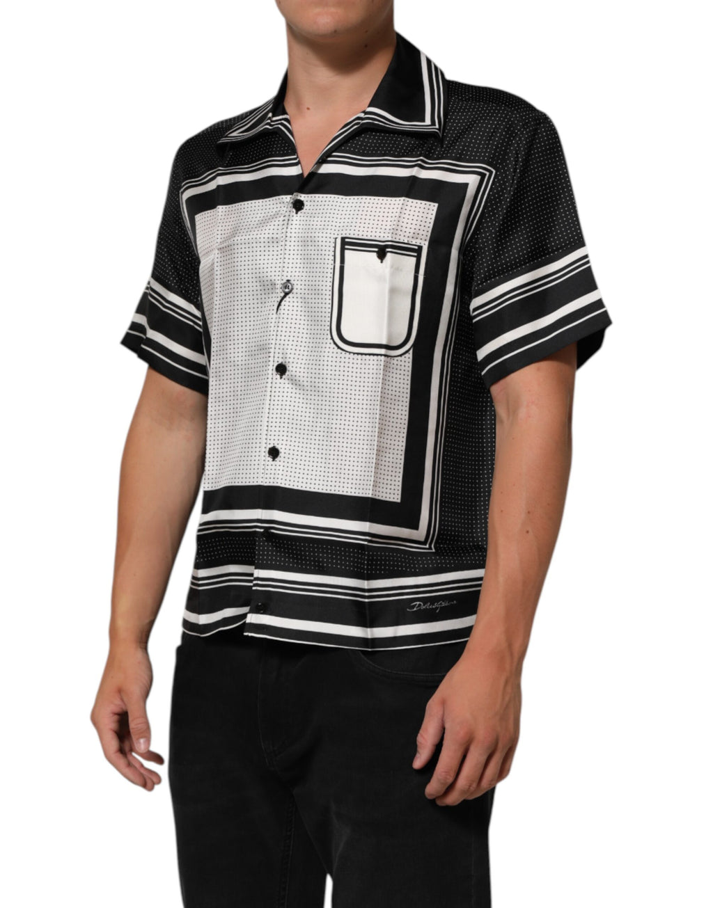 Chemise polo décontractée Dolce & Gabbana à rayures noires et blanches avec motif à pois, tissu léger et style élégant.