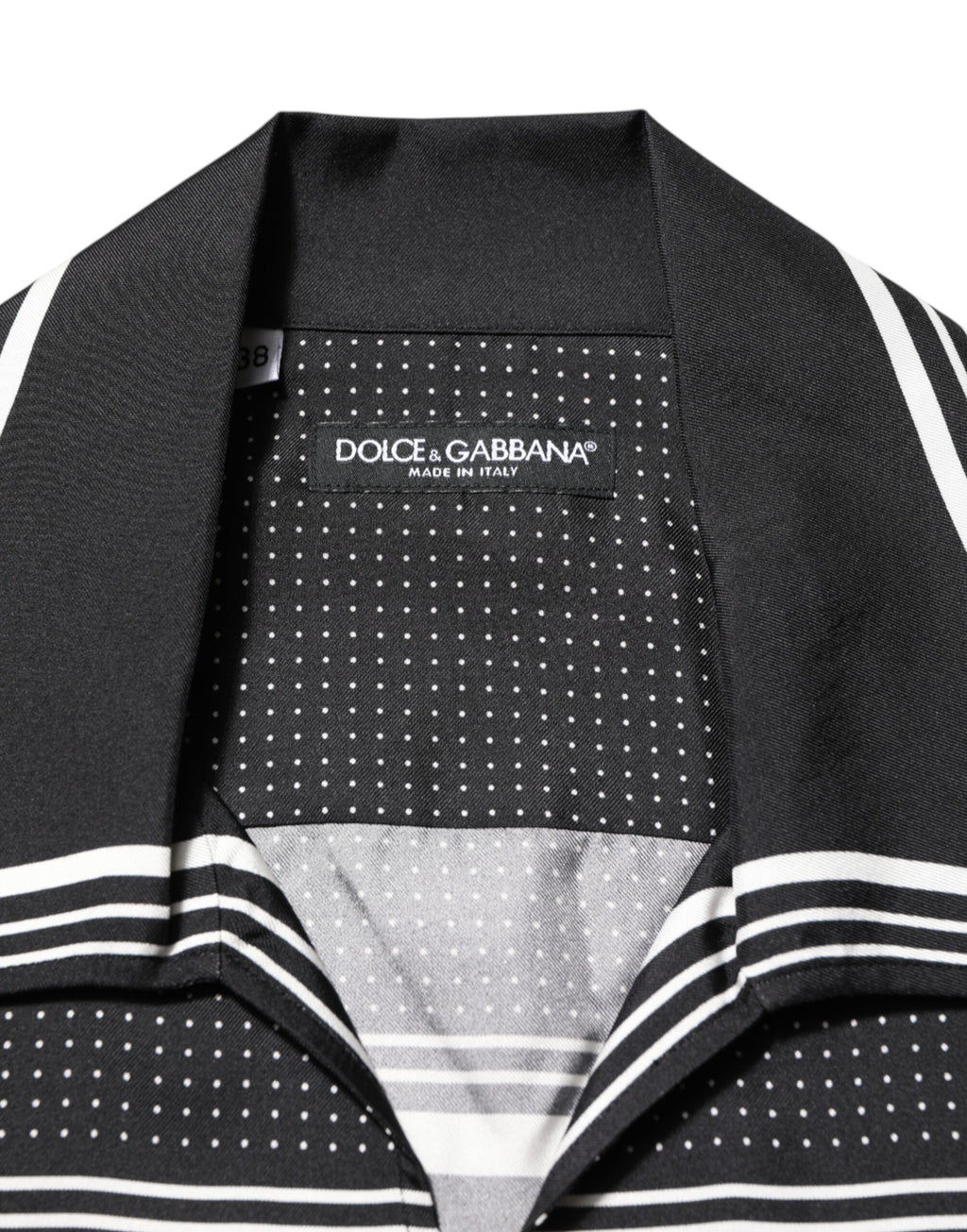 Chemise polo décontractée Dolce & Gabbana à rayures noires et blanches avec motif à pois, vue de face.