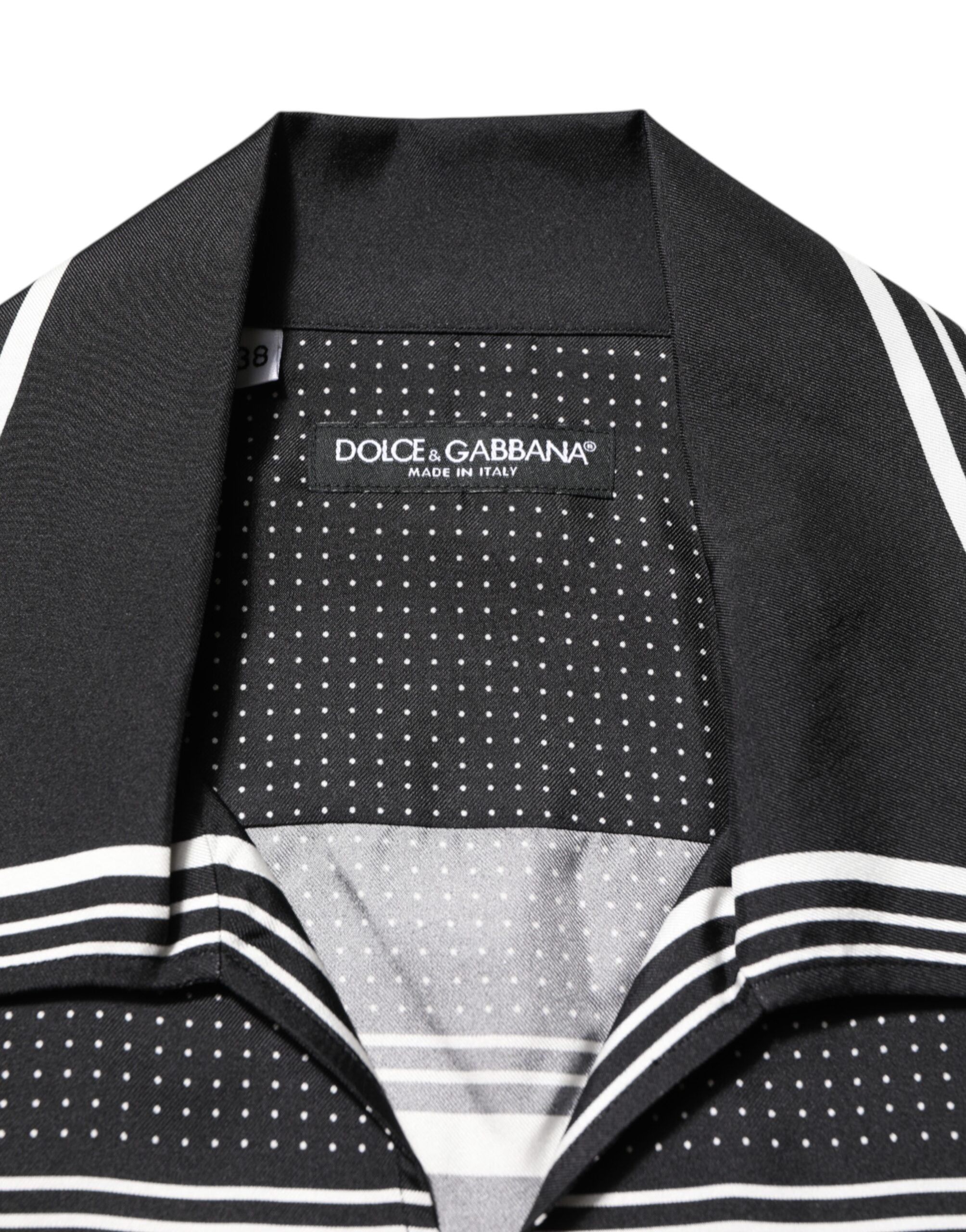 Chemise polo décontractée Dolce & Gabbana à rayures noires et blanches avec motif à pois, vue de face.