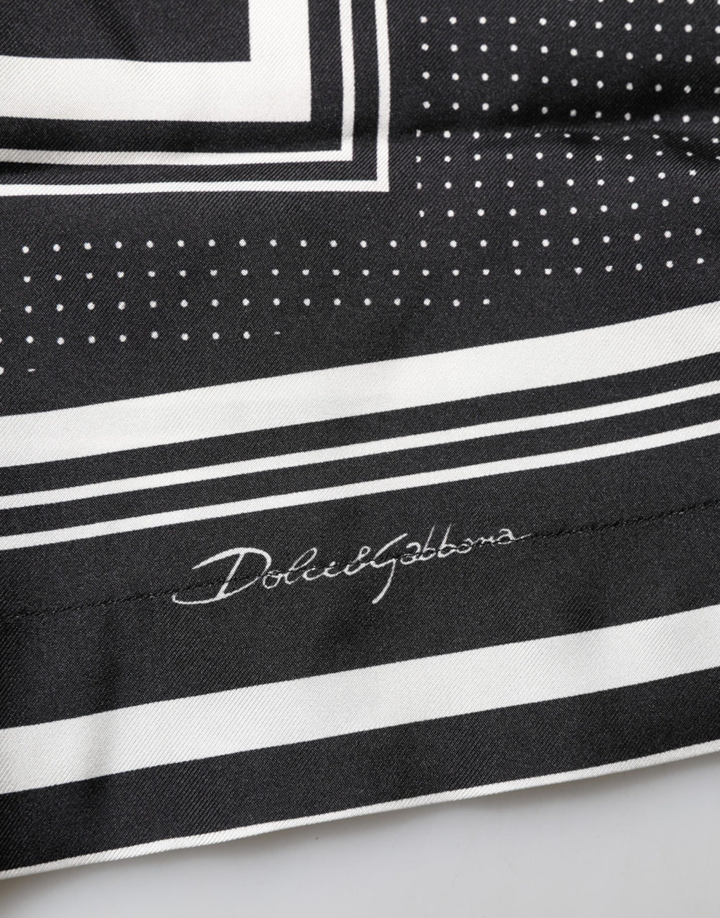 Chemise polo décontractée Dolce & Gabbana à rayures noires et blanches avec motif à pois, en coton confortable.