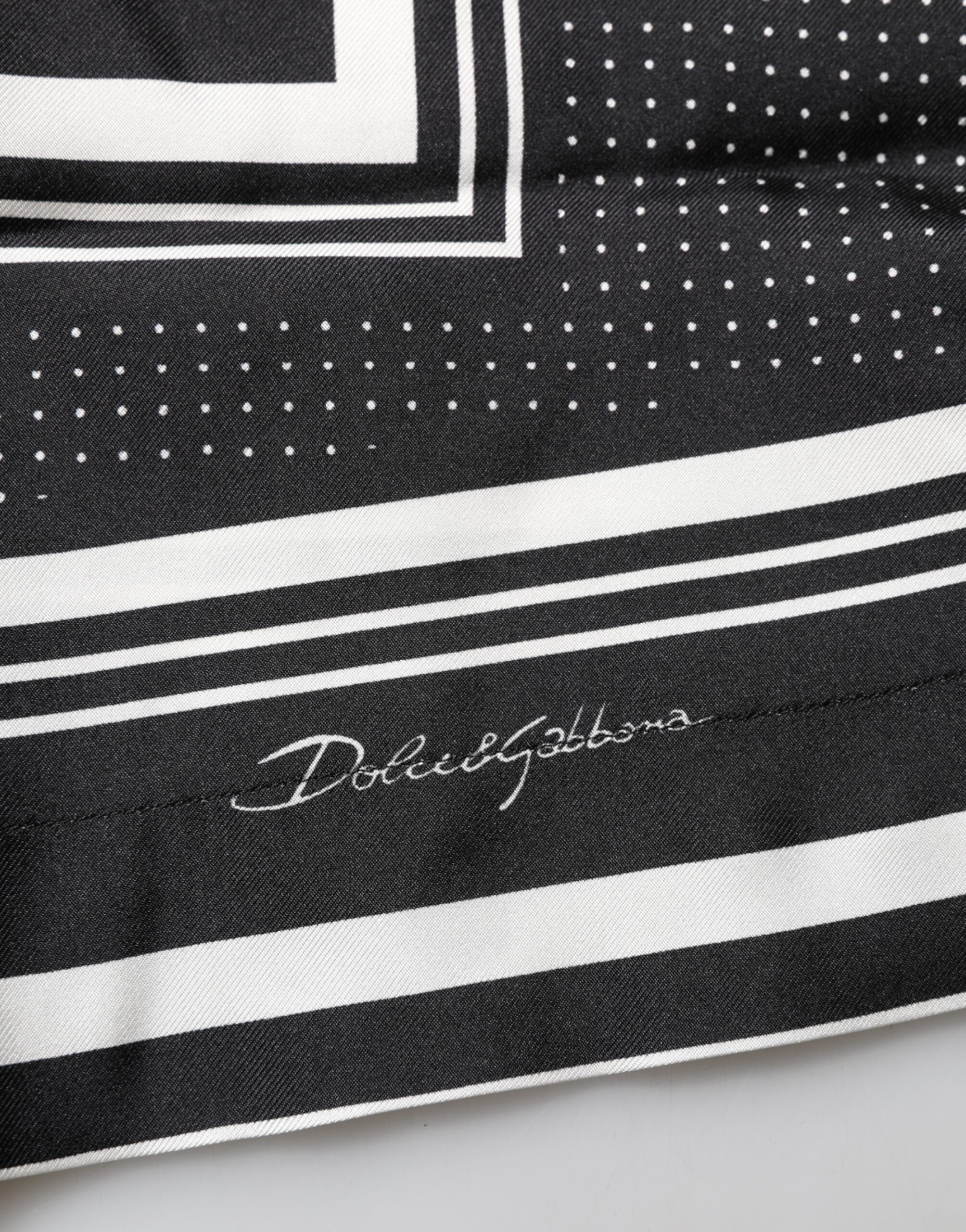 Chemise polo décontractée Dolce & Gabbana à rayures noires et blanches avec motif à pois, en coton confortable.