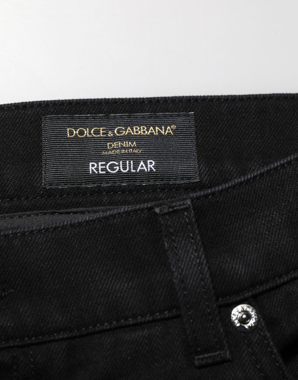 Pantalon homme en denim noir en coton de Dolce & Gabbana, coupe régulière, style jeans, visible en détail dans l'image.