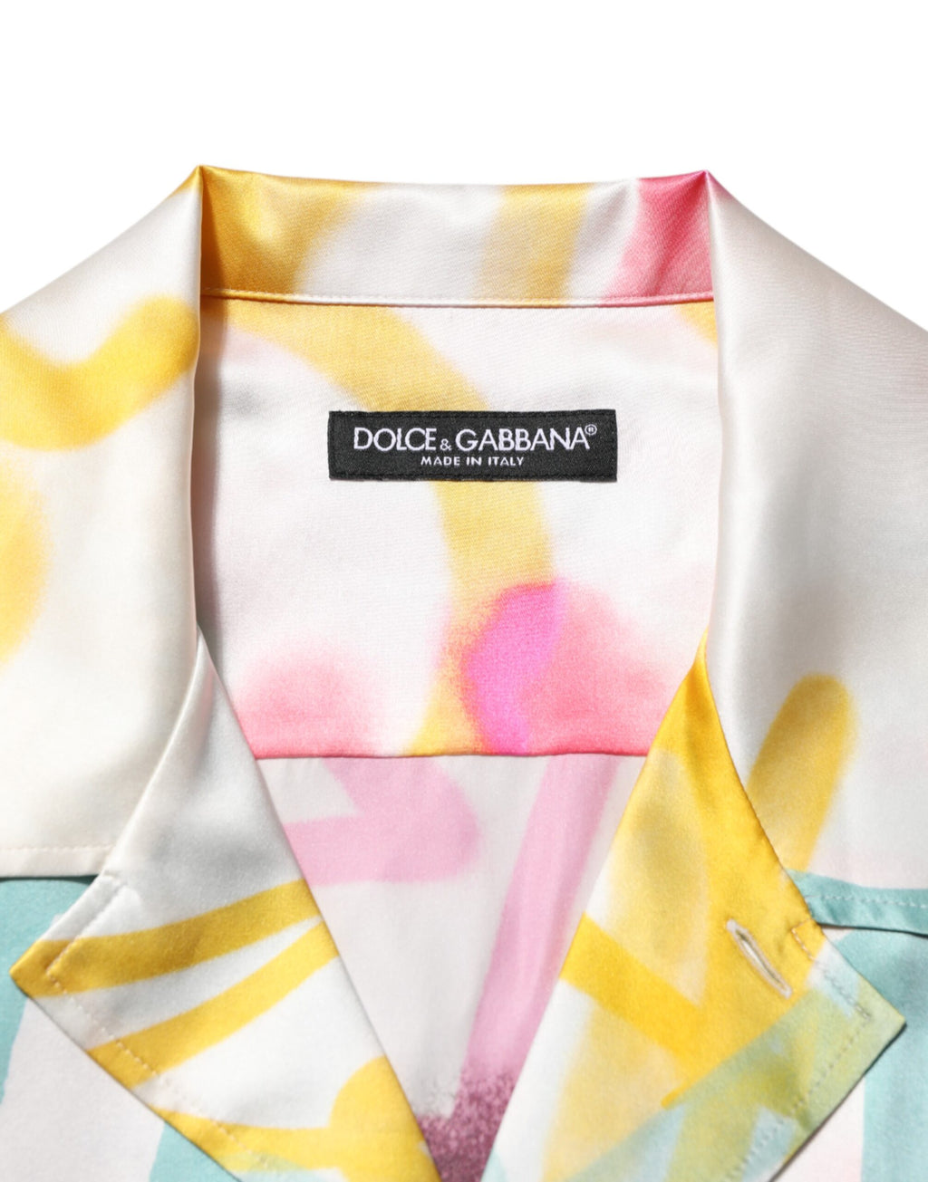 Chemise homme en soie blanche Dolce & Gabbana avec imprimé graffiti hawaïen décontracté, détails colorés et style estival.