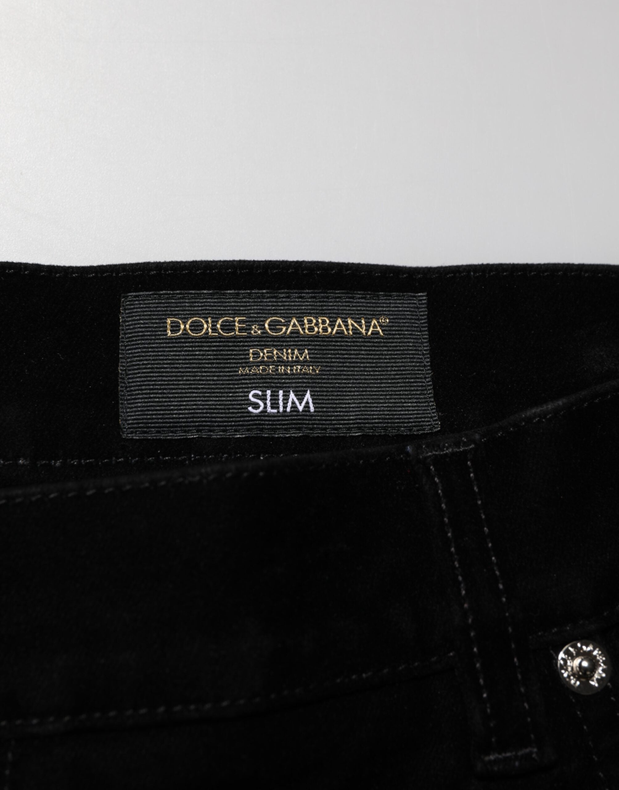 Jean slim en coton noir de Dolce & Gabbana, pantalon denim ajusté avec poches et détails modernes.