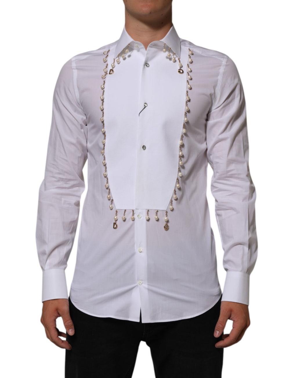 Chemise blanche en coton Dolce & Gabbana avec logo DG, perles et détails dorés pour une tenue formelle élégante.