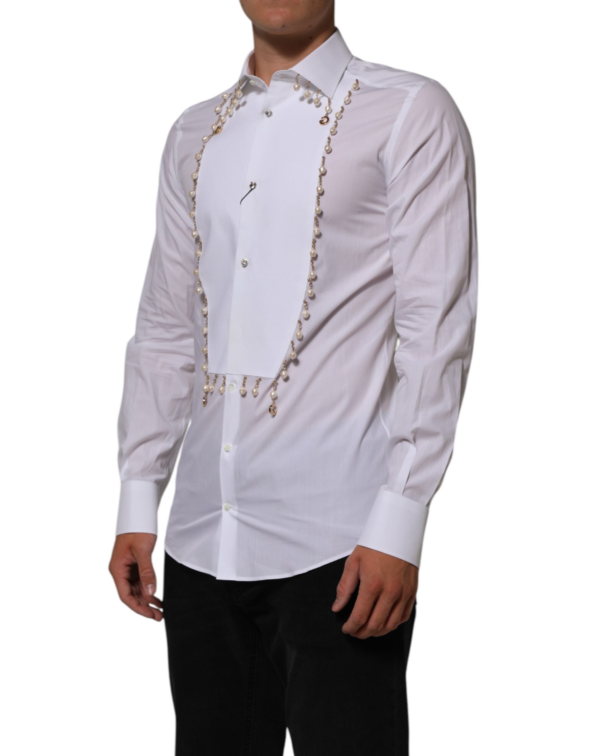 Chemise formelle blanche Dolce & Gabbana en coton avec logo DG, perles et détails dorés, élégance raffinée pour homme.