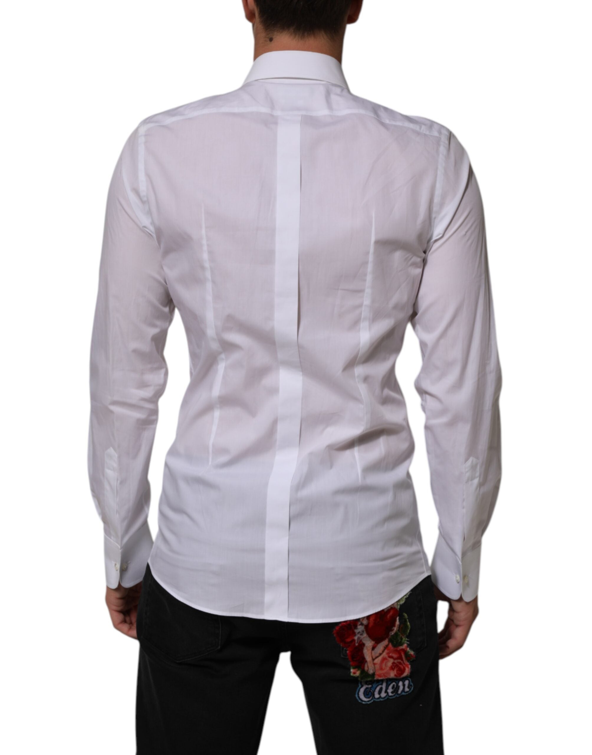 Chemise formelle blanche Dolce & Gabbana en coton avec logo DG, perles et détails dorés, élégante et sophistiquée.