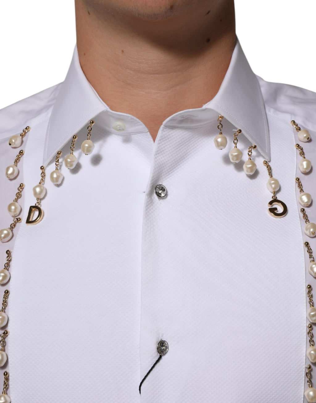 Chemise formelle blanche Dolce & Gabbana en coton avec logo DG, perles et détails en or visibles sur l'image.