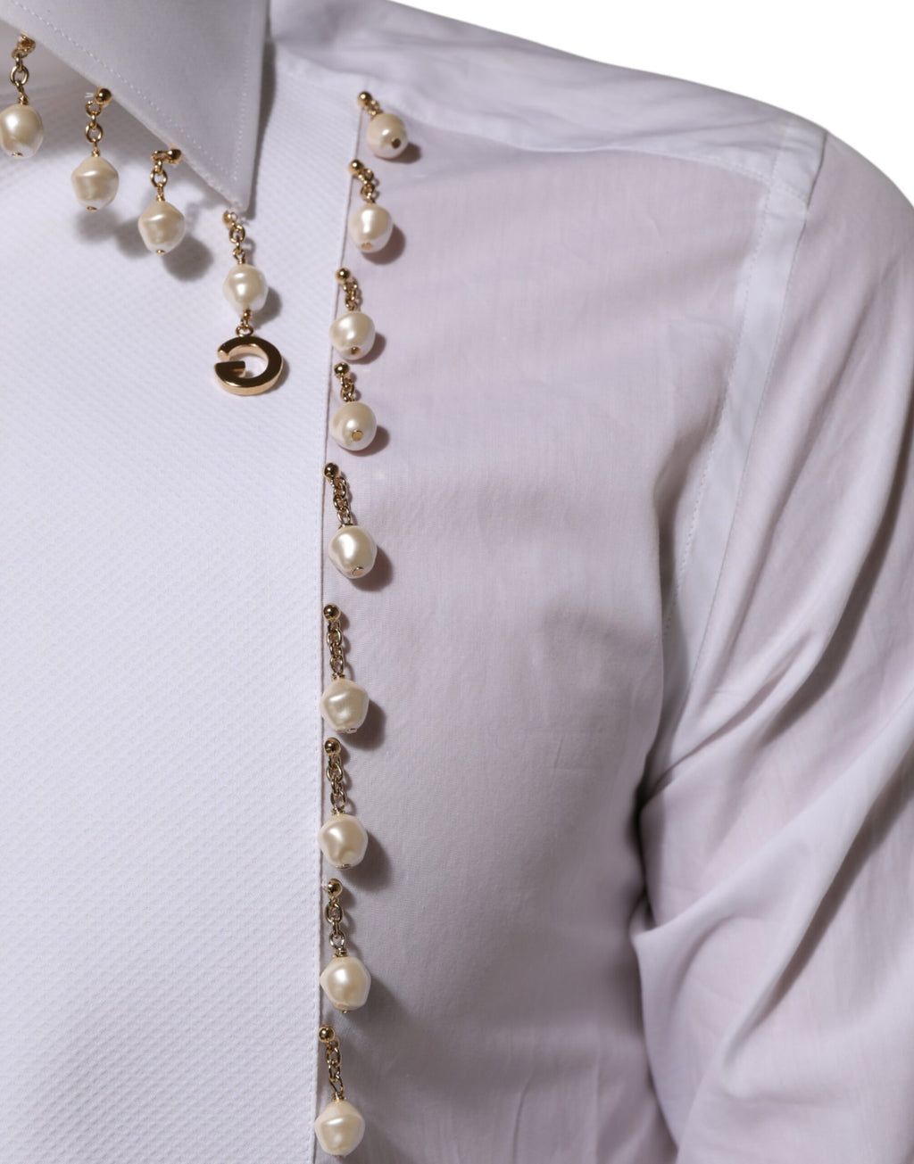 Chemise formelle blanche en coton Dolce & Gabbana avec logo DG, perles et détails dorés, élégance raffinée.